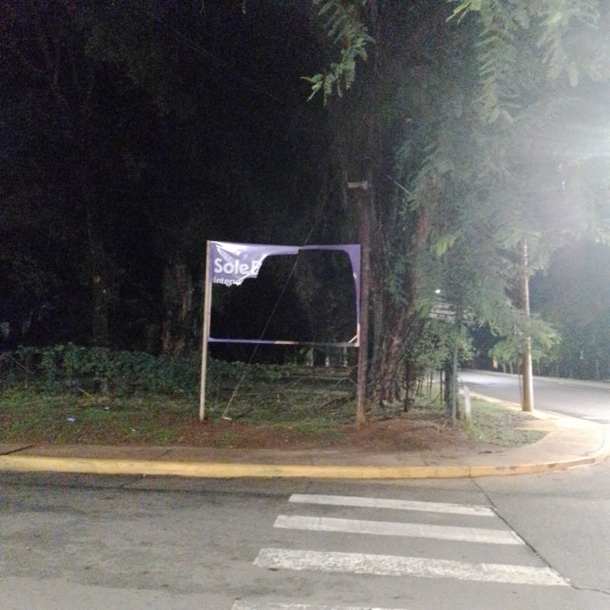 SoledadBalan's tweet photo. Repudiamos los hechos de vandalismo que ocurrieron esta madrugada con nuestra cartelería y la de otros candidatos. Esta herramienta que nos sirve para darnos a conocer, demanda el esfuerzo de muchas personas y siempre lo hacemos respetando a todos.

Sigue. https://t.co/jF68ExC0ww
