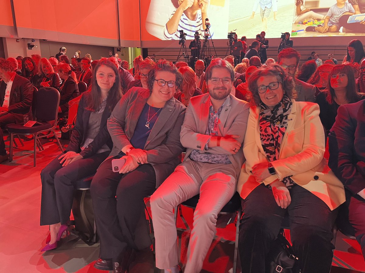 Au dévoilement du Plan d’action pour les #languesofficielles 2023-2028 au <a href="/CollegeLaCite/">LA CITÉ</a>. Notre présidente <a href="/Liane_Roy_/">Liane Roy</a> avec <a href="/MargueriteTolg/">Marguerite Tölgyesi</a> <a href="/josvaill/">Josée Vaillancourt</a> et <a href="/Theriaultsimon_/">Simon Thériault</a> de <a href="/fjcf_ca/">FJCF</a>. Hâte de voir ce que contient ce plan! #frcan #polcan