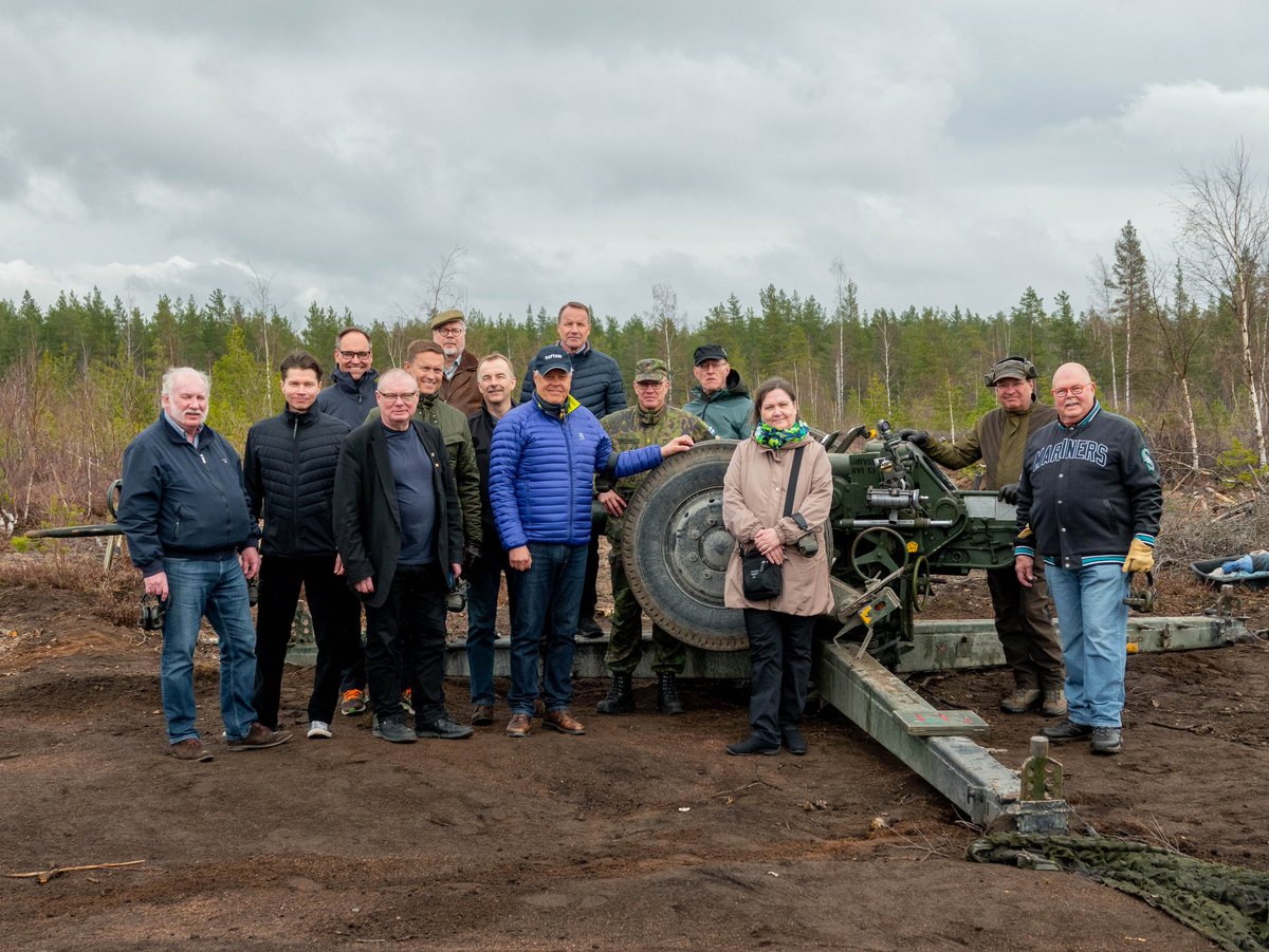 #maanpuolustuskurssi 201 vierailee Porin prikaatissa! @PorinPR 
Tuliasemat tarkastettu ja kiittäen hyväksytty!
#maanpuolustus
#kokonaisturvallisuus
#valiokurssi