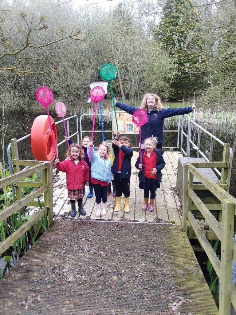 chandlings_sch's tweet photo. Being part of Chandlings Prep means that Nursery get to enjoy the same facilities as the older children. Pond dipping is one of their favourite activities. They love walking up to the lake and getting out their fishing nets. #outdoorlearning #chandlingsprep #ponddipping #ourworld https://t.co/CHqUU6h22a