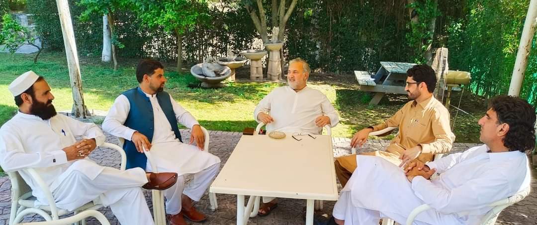 hameedUllahjann's tweet photo. اسلام آباد 
 مختلف وفود سابق وفاقی وزیر و رہنما جمعیت علماء اسلام پاکستان حمید اللہ جان آفریدی صاحب کو عید الفطر کی مبارکبادی کیلئے ان کے رہائشگاہ پر حاضری ۔
قومی و سیاسی اور علاقائی مسائل پر تبادلہ خیال ۔
حمیداللہ جان آفریدی صاحب نے تمام وفود کو خوش آمدید اور شکریہ ادا کیا ۔ https://t.co/XyfA41ckNA