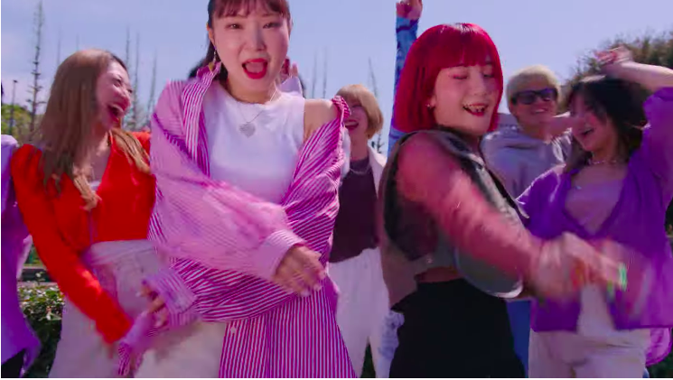 glad_lgm's tweet photo. wagamama の新曲 CORAL LIP、春らしい陽気なナンバー!
ボーカルの Ryoko ちゃんの後輩 NENE ちゃんと友達がダンスで参加。
wagamama メンバーも踊りに加わってめちゃ楽しい MV!💃🕺
#wagamama
#CORALLIP
#Ryoko
#NENE
https://t.co/gGhA0hQ0V6 https://t.co/6oX9rcN8T3