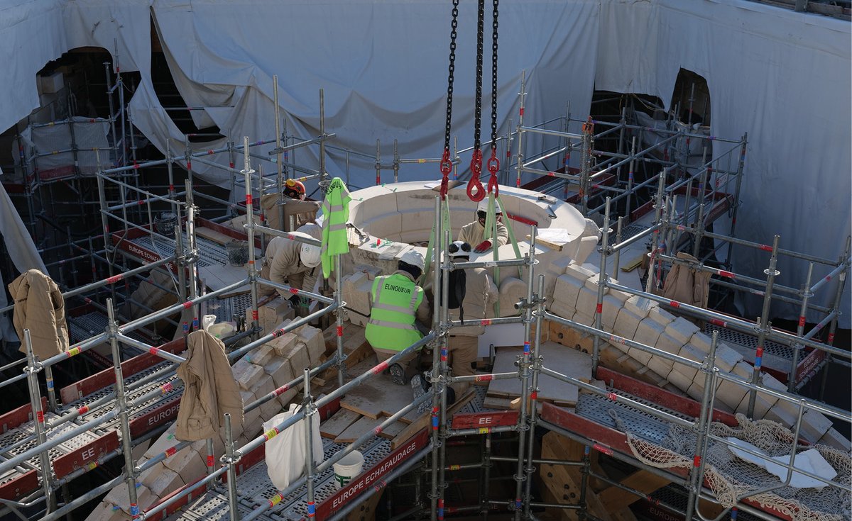 FondationND's tweet photo. Dans quelques mois, la flèche, symbole de la #cathédrale, apparaîtra de nouveau dans le ciel.
Ce chantier s’opère en plusieurs étapes, à commencer par la restitution de la voûte détruite (les quatre arcs en croisée d’ogive et la clef de voûte, désormais en place). https://t.co/Y3wmk0z3Gu