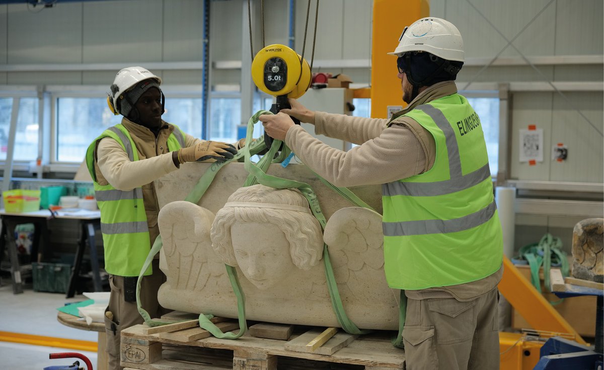 FondationND's tweet photo. Dans quelques mois, la flèche, symbole de la #cathédrale, apparaîtra de nouveau dans le ciel.
Ce chantier s’opère en plusieurs étapes, à commencer par la restitution de la voûte détruite (les quatre arcs en croisée d’ogive et la clef de voûte, désormais en place). https://t.co/Y3wmk0z3Gu