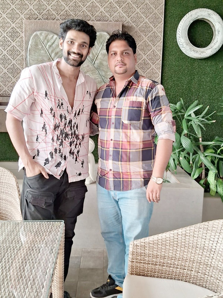 ZhakkasBolly's tweet photo. With Pan India Superstar Bellamkonda Sai Sreenivas
#BellamkondaSreenivas #bellamkondashriniwas #Chatrapathi #penstudio @BSaiSreenivas https://t.co/tnB5SBJ6Bt