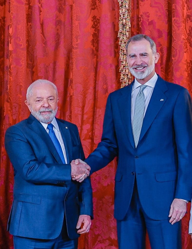 LulaOficial's tweet photo. Agradeço ao rei Felipe VI pela calorosa acolhida no esplêndido Palácio Real. É uma imensa alegria retribuir a visita que Sua Majestade fez ao Brasil em nossa posse. Retorno à Espanha empenhado em relançar a parceria estratégica entre nossos países.

📸: @ricardostuckert https://t.co/8cBeS9HhwP