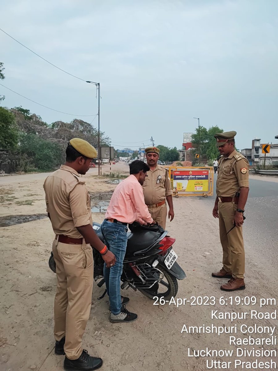 raebarelipolice's tweet photo. थाना कोतवाली नगर पुलिस टीम द्वारा अपराध नियंत्रण/शांति एवं कानून व्यवस्था तथा आमजन में सुरक्षा का भाव जागृत करने के उद्देश्य से थाना क्षेत्रान्तर्गत #गस्त व संदिग्ध व्यक्ति/वाहन की चेकिंग की जा रही है।  #UPPolice #RaebareliPolice https://t.co/w2mB9yeIWF