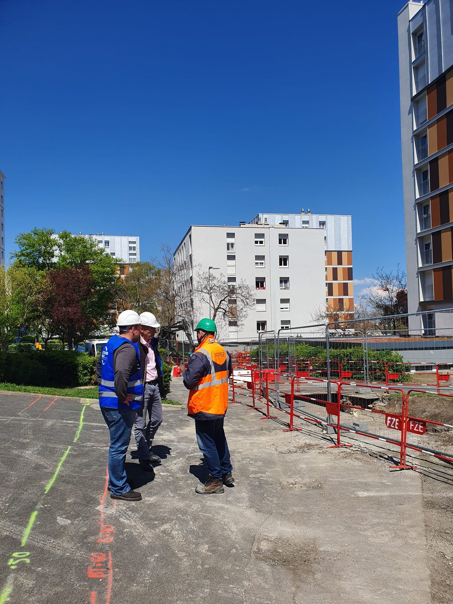 FRTP_AuRA's tweet photo. 🔎 🏗️ Mercredi 19 avril était organisée une visite de chantier à Clermont-Ferrand dans le cadre d’une convention signée avec l’Education Nationale.
Plus de détails : https://t.co/ewOaeCaV1T
Merci aux entreprises @ScamTp &amp; Forézienne.
#travauxpublics 
#auvergnerhonealpes https://t.co/PlHGnMqbN0