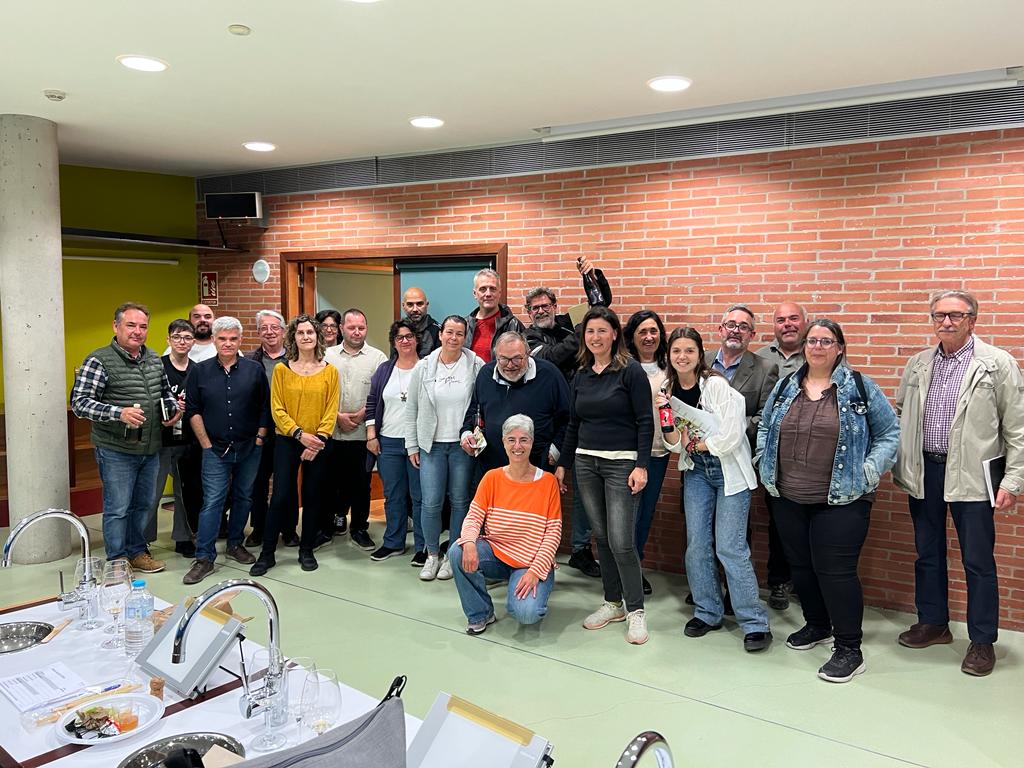 alacartemenus's tweet photo. Ayer guié una cata muy especial en la Associació Catalana d'Enòlegs i Col·legi d'Enòlegs i Enòlogues de Catalunya @enolegs en @juveycamps
La #sidra fue la prota y probamos productos muy interesantes #Mooma @SidraDasturias @EuskalSagardoa #EricBordelet
Una tarde para recordar 💛 https://t.co/EvPRcLsd8E