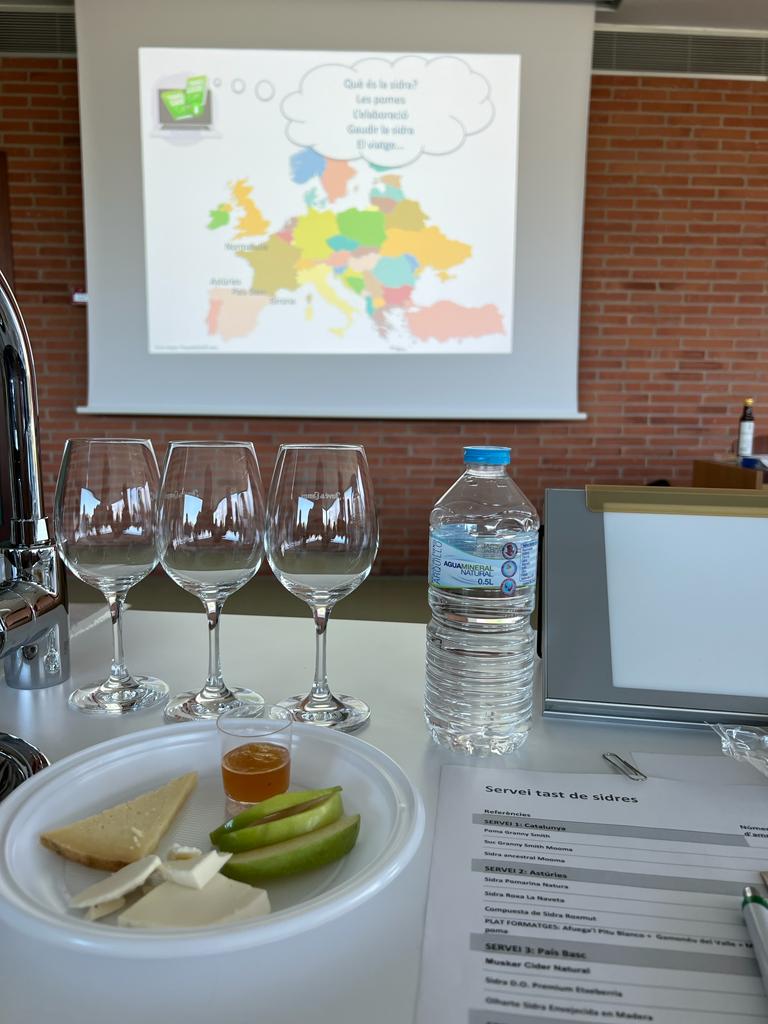 alacartemenus's tweet photo. Ayer guié una cata muy especial en la Associació Catalana d'Enòlegs i Col·legi d'Enòlegs i Enòlogues de Catalunya @enolegs en @juveycamps
La #sidra fue la prota y probamos productos muy interesantes #Mooma @SidraDasturias @EuskalSagardoa #EricBordelet
Una tarde para recordar 💛 https://t.co/EvPRcLsd8E