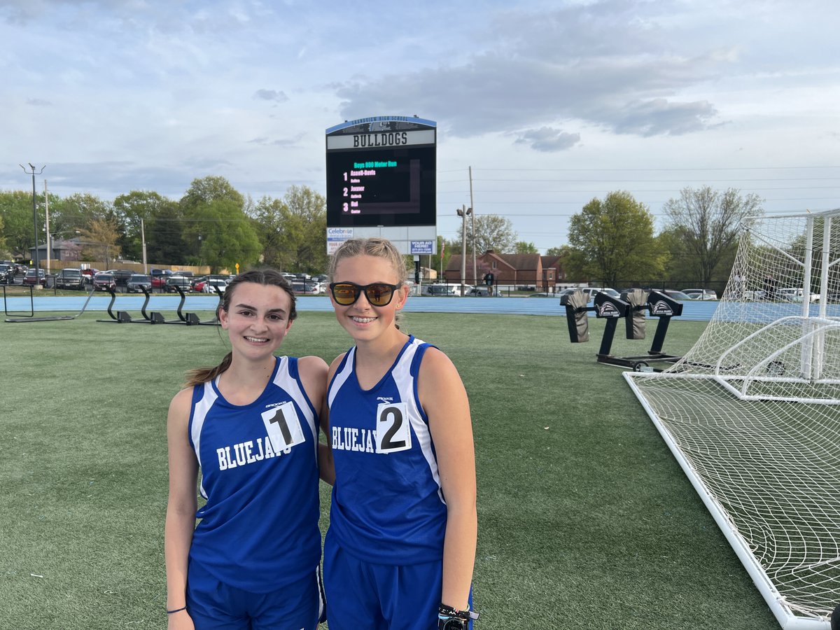 AthleticsDMS's tweet image. Outstanding performances at Grandview for the girls. Lily H and Addy dominate the 1600 &amp;amp; 800, finishing 1-2 in both events.  Lily O and Harper went 2-3 in the 400, and Lily O also was 1st in the high jump.  Lily H is the current school record holder in both the 1600 &amp;amp; 800!