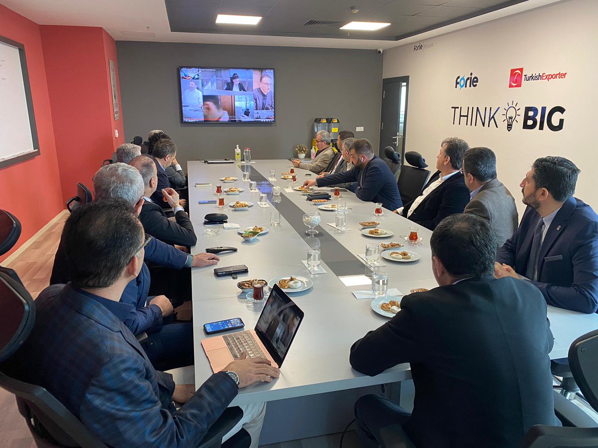 ihracatcomtr's tweet photo. Altunyaldız: "Forie & TurkishExporter,  global arenada ‘Made In Türkiye’ markasını küresel pazarlara ulaştıran ticaret akıncılarıdır"

TBMM Sanayi, Ticaret, Enerji, Tabii Kaynaklar, Bilgi ve Teknoloji Komisyonu Başkanı ve AK Parti Konya Milletvekili  Sn.  @ZiyaAltunyaldiz , saha çalışmaları kapsamında Forie & TurkishExporter Yazılım Geliştirme Merkezini ziyaret etti.

Uzun yıllar kamuda Dış Ticaret Müsteşarlığında; Devlet Yardımları Daire Başkanı, İhracat Genel Müdür Yardımcısı, İhracat Genel Müdürü ve Müsteşar Yardımcılığı ve Gümrük Müsteşarlığı görevlerinde bulunan Altunyaldız, kamuda uluslarası ticaret deneyimleri çerçevesinde Forie & Turkish Exporter faaliyetler hakkında bilgi aldı.

Toplantıda, Ziya Altunyaldız'a eşlik Girişimci İşadamları Vakfı Konya Şube Başkanı Fatih Ceylan, Mehmet Azizoğlu ve Abdullah da eşlik etti.

Forie & Turkish Exporter markalarını,  global arenada ‘Made In Türkiye’ markasını küresel pazarlara ulaştıran ticaret akıncıları gördüğünü söyleyen Altunyaldız,  ihracatçılarımızı ve ihracatımıza ilişkin değerlendirmelerde bulundu.

25. 26. ve 27. dönemde Konya Milletvekili olan Ziya ALTUNYALDIZ Kimdir?

İstanbul Üniversitesi Hukuk Fakültesini bitirdi. ABD’de West Coast Üniversitesinde Uluslararası İşletme İdaresi alanında yüksek lisans yaptı. İngiltere’de Londra Metropolitan Üniversitesinde Uluslararası Karşılaştırmalı Ticaret Hukuku alanında diploma sonrası programı tamamladı.

Devlet Planlama Teşkilatında Uzman Yardımcısı olarak görev yaptı. Dış Ticaret Müsteşarlığında; Devlet Yardımları Daire Başkanı, İhracat Genel Müdür Yardımcısı, İhracat Genel Müdürü ve Müsteşar Yardımcısı olarak görev aldı. Londra Büyükelçiliğinde Ticaret Müşavirliği görevini yürüttü. Gümrük Müsteşarı olarak görev yaptı. Gümrük ve Ticaret Bakanlığının kurulması üzerine yeniden Bakanlık Müsteşarı olarak atandı.

25, 26. ve 27. Dönemde Konya Milletvekili seçildi. Sanayi, Ticaret, Enerji, Tabii Kaynaklar, Bilgi ve Teknoloji Komisyonu Başkanlığı görevini yürüttü.

Çok iyi düzeyde İngilizce bilen Altunyaldız, evli ve 2 çocuk babasıdır.