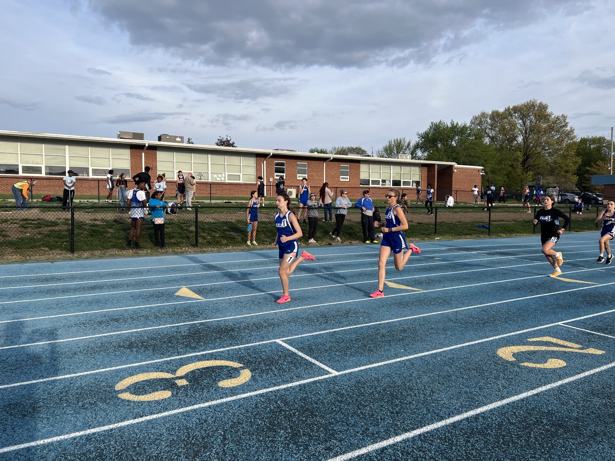 AthleticsDMS's tweet image. Outstanding performances at Grandview for the girls. Lily H and Addy dominate the 1600 &amp;amp; 800, finishing 1-2 in both events.  Lily O and Harper went 2-3 in the 400, and Lily O also was 1st in the high jump.  Lily H is the current school record holder in both the 1600 &amp;amp; 800!