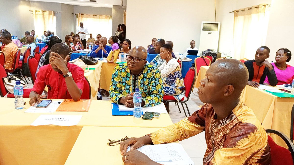 CanBenin's tweet photo. Le #SP_CAN Dr #AlfredACAKPO et le Préfet du Département du #Mono #BienvenuMILOHIN ont procédé ce 26/04/23 à l'hôtel Bel Azur de #Grand_Popo au lancement de la revue sectorielle régionale des interventions en #ASN dans les 40 communes d'intervention du #PNDPE, étape #Mono_Couffo https://t.co/aeqSwT8au1