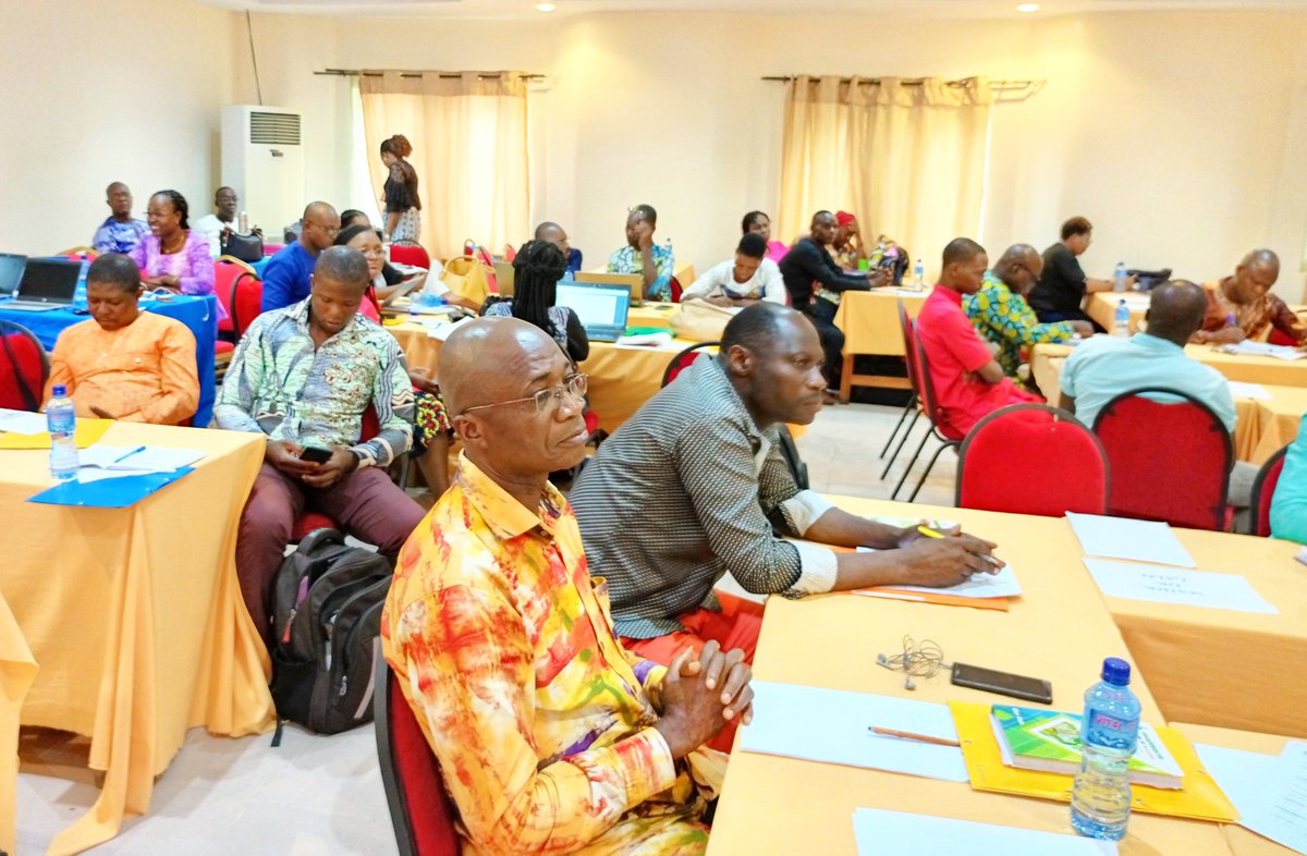 CanBenin's tweet photo. Le #SP_CAN Dr #AlfredACAKPO et le Préfet du Département du #Mono #BienvenuMILOHIN ont procédé ce 26/04/23 à l'hôtel Bel Azur de #Grand_Popo au lancement de la revue sectorielle régionale des interventions en #ASN dans les 40 communes d'intervention du #PNDPE, étape #Mono_Couffo https://t.co/aeqSwT8au1