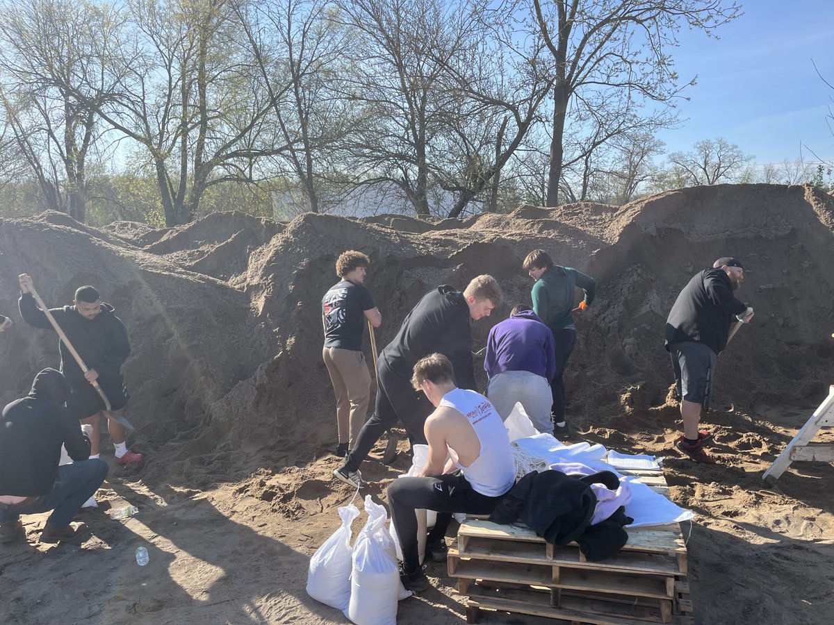 DWfalcon's tweet photo. Our athletes working to help the West End. https://t.co/rZlu1yiMQp
