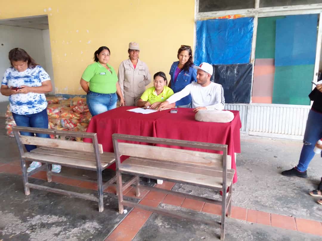 Alimentar_Anz's tweet photo. #Anzoátegui || El Plan Amor en Acción para la atención de las Víctimas de la Guerra Económica benefició 96 familias en el municipio Sotillo, específicamente en la zona rural de Puerto la Cruz con la entrega de suplementos nutricionales

#AlimentarEsVencer https://t.co/vP1MsSQtAu