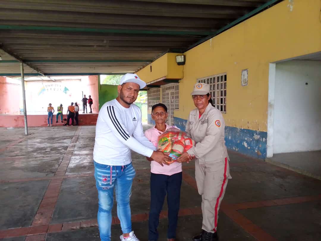 Alimentar_Anz's tweet photo. #Anzoátegui || El Plan Amor en Acción para la atención de las Víctimas de la Guerra Económica benefició 96 familias en el municipio Sotillo, específicamente en la zona rural de Puerto la Cruz con la entrega de suplementos nutricionales

#AlimentarEsVencer https://t.co/vP1MsSQtAu