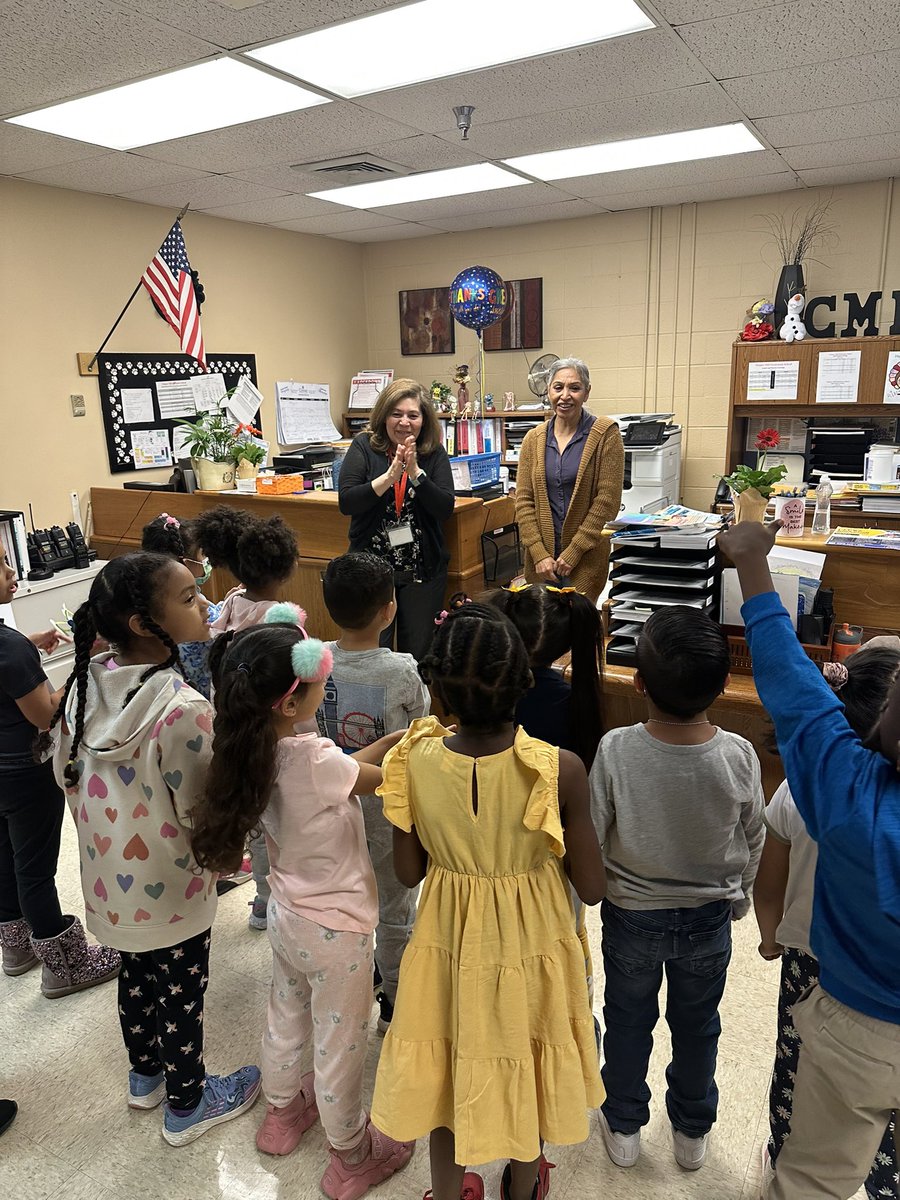 MrH_LSES's tweet photo. Our K students serenaded our wonderful school secretaries today to show their appreciation! Thank you Ms. Lopez and Ms. Diaz for all your hard work! #CMESProud 🐾❤️🐾 https://t.co/ayK4xrEq54