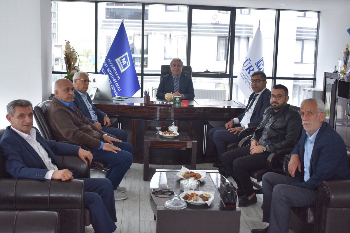 HAK_PAR's tweet photo. Şanda HAK-PARê serdana Odeya Şêwirmendên Malî ya Amedê kir

'Em ji bo daxwazên neteweyî yên demokratîk ên gelê xwe têdikoşin'

Şanda HAK-PARê ya di bin serokatiya Serokê Giştî yê HAK-PARê û Namzetê Wekîlê Diyarbekirê Duzgun Kaplan de roja 26.04.2023an serdana Odeya Şêwirmendên Malî ya Amedê kir.

Şanda HAK-PARê ku ji alîkarên Serokê Giştî, Mehmet Şah Eren, Mahsun ��elebî û endamê PM Turan Îl,Paşa Akdoğan û Ramazan Eren pêk dihat, ji aliyê Serokê Odeya Şêwirmendên Aborî ya Amedê Şiyar Bozhan ve hat pêşwazîkirin.

Şiyar Bozhan ji ber serdana HAK-PARê kêfxweşiya xwe anî ziman û serkeftin xwest.

Duzgun Kaplan di destpêkê de Şiyar Bozhan ê ku wek serokê odeyê hatiye hilbijartin pîroz kir, dûra li ser hilbijartinan û beşdarbûna HAK-PARÊ axifî. Duzgun derbarî stratejiya hilbijartinê ya partiya xwe agadarî da û axaftina xwe de diyar kir ku HAK-PAR tekane partiya kurdî ye ku beşdarî hilbijartinan bûye û ew ji rêxistinên sivîl ên kurd piştgiriyê dixwazin.

Kaplan, di berdewamiya axaftina xwe de got ’’pêwîst e li hember polîtîkayên dij-kurd dengê gelê me bilind be, em dixwazin gelê me mafên kolektîf ên wek nasnameya kurd, zimanê kurdî zimanê fermî û perwerdehiyê ye di destûra bingehîn de cî bigre. HAK-PAR di hilbijartinê da daxwaza xwe ya ser çareseriya federal derdixîne pêş. Herweha bale dikişıne ser girîngiya temsîliyeta kurdan ji aliyê zarokên wî bi xwe  ve."

Kaplan gotinên xwe wiha domand. ���HAK-PAR ji bo çend wekîlan tevlî ti blok û siyaseteke bê prensîb nake.
Em ji bo daxwazên netewî yên demokratîk ên gelê xwe têdikoşin, her tim li ser felsefeya xwe ya damezrandinê tevdigerin.

Em ji her kes, sazî û rêxistineke welatparêz piştgirî û destekê hêvî dikin.”

Serdan bi xweşiyê bi dawî bû.
26.04.2023

Partiya Maf û Azadiyan
Buroya Çapemeniyê ya HAK-PARê
========
HAK-PAR Heyeti Diyarbakır Mali Müşavirler Odasını ziyaret etti

‘Halkımızın ulusal demokratik talepleri için mücadele ediyoruz’

HAK-PAR Genel Başkanı ve Diyarbakır Milletvekili Adayı Düzgün Kaplan başkanlığındaki HAK-PAR heyeti, 26.04.2023 tarihinde Diyarbakır Mali Müşavirler Odasını Ziyaret etti.

Genel Başkan Yardımcıları Mehmet Şah Eren, Mahsun Çelebi ve PM üyesi Turan İl, Paşa Akdoğan ve  Ramazan Eren’den oluşan HAK-PAR heyetini, Diyarbakır Mali Müşavirler Odası Başkanı Şiyar Bozhan karşıladı.

Şiyar Bozhan HAK-PAR’ın ziyaretinden duyduğu memnuniyeti dile getirdi ve başarılar diledi.

Düzgün Kaplan'da başkanlığına seçilen Şiyar Bozhan’ı tebrik ederek başladığı konuşmasında HAK-PAR’ın seçimlere katılan tek Kürt partisi olduğunu ifade ederek Kürt STK’ lardan destek istediklerini söyledi.

Kaplan: ‘HAK-PAR’ın seçim stratejisi Kürt karşıtı politikaları mahkum etmek, Kürt kimliğine anayasal güvence Kürt dilinin resmi ve eğitim dili olması başta olmak üzere, Kürtlerin kolektif haklarını öne çıkarmak, Federal çözüm önerimizi gündemleştirmek ve Kürtlerin kendi evlatları tarafından temsil edilmesinin önemine dikkat çekmek üzerine kuruludur.’ dedi.

Kaplan sözlerini şöyle sürdürdü. ‘HAK-PAR birkaç vekillik için her hangi bir bloka eklemlenmeyi, ilkesiz siyaseti reddetmektedir.
Kuruluş felsefemizi hep gözeterek halkımızın ulusal demokratik talepleri için mücadele ediyoruz.

Her yurtsever şahsın, kurum ve kuruluşun desteğini bekliyoruz’ dedi.

Iyi dilek ve temennilerle ziyaret, sona erdi.
26.04.2023

Hak ve Özgürlükler Partisi 
HAK-PAR Basın Bürosu 
#hakpar