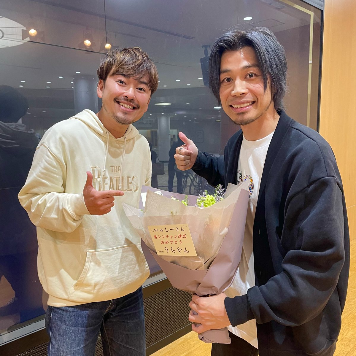 urayan0728's tweet photo. いっしーさん!
鬼レンチャン達成おめでとうございます㊗️👏👏
ホンマはROYALcomfort全員のワンマン行きたかったけど、和歌山に来てくれる機会に直接言えて良かった〜🙌
Liveもさすがのえぇ声でワカチカ広場めっちゃ盛り上がってました👏
#鬼レンチャン #鬼レンチャン達成 #KAI_I さん #ROYALcomfort https://t.co/TEblkbAPo3