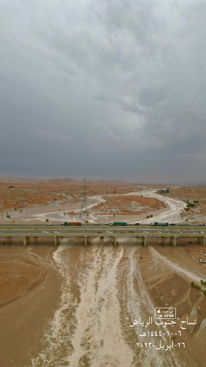 M_HF9M's tweet photo. سيل نساح جنوب الرياض قبل قليل
#تصويري 
#هدير
#امطار_الرياض_الان https://t.co/Uj3gxRkiiW