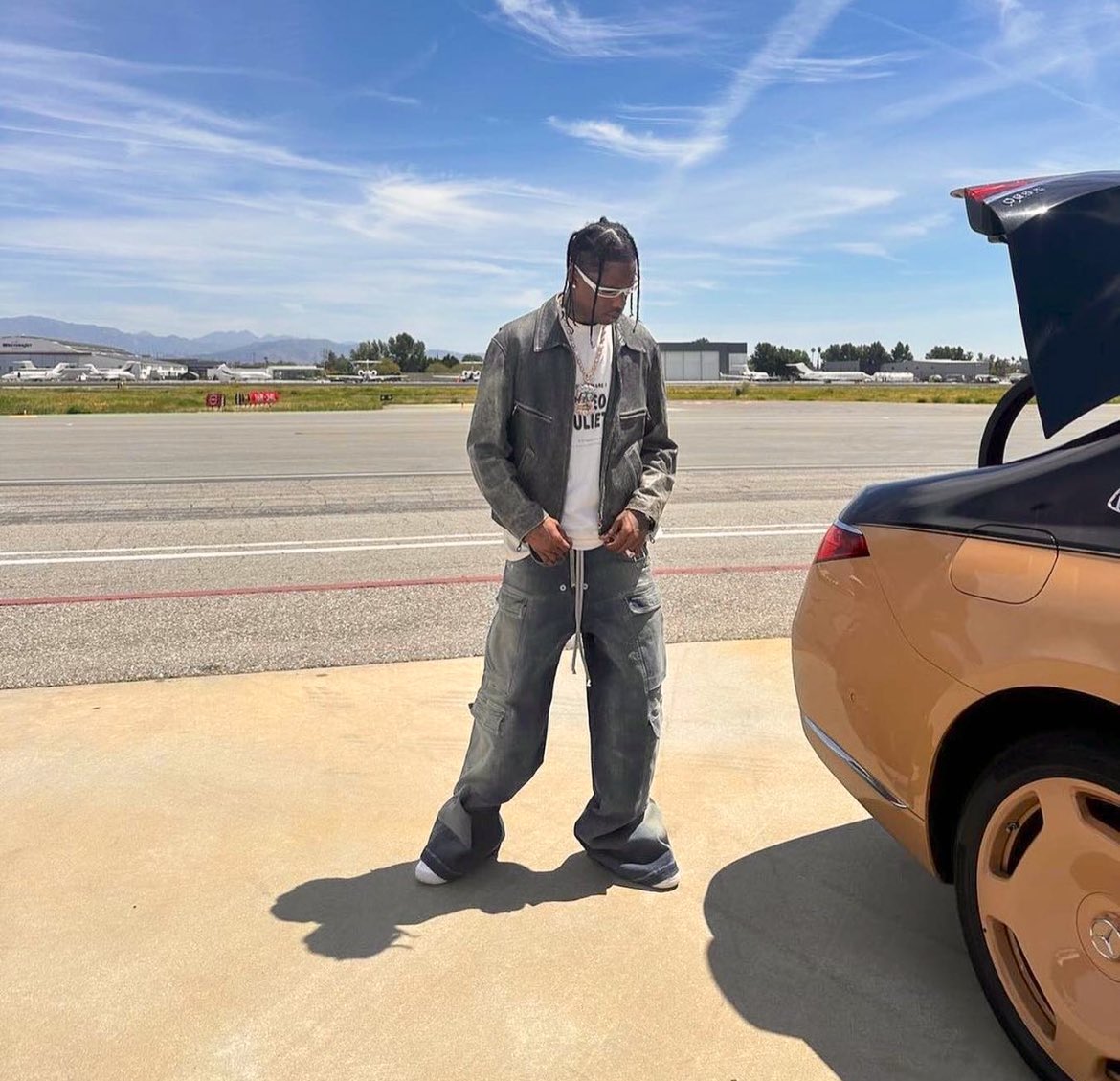 hypedreamsco's tweet photo. Travis Scott with the Virgil Abloh designed Mercedes Maybach 🤎🤍

#TravisScott #Virgil #VirgilAbloh #Mercedes #Benz #Maybach https://t.co/9jldAvtBQv
