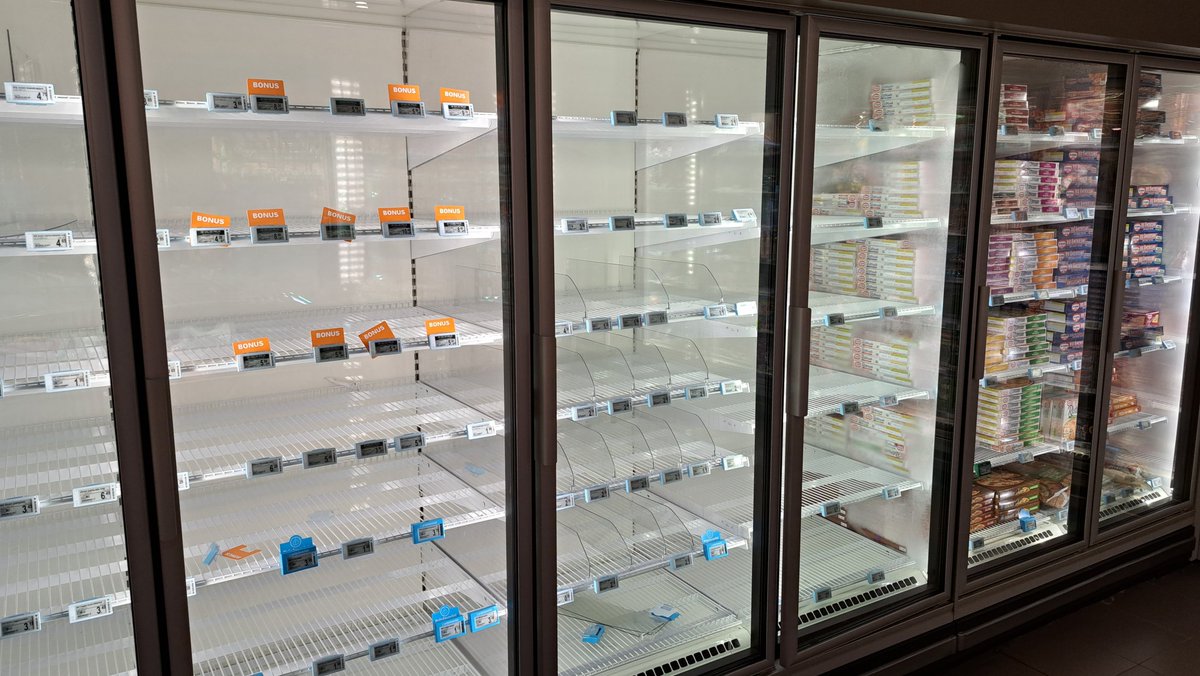 DennisvanSchie's tweet photo. Lege schappen bij Albert Heijn in De Lier #staking #distributie #Pijnacker https://t.co/3LJLzSQKtk