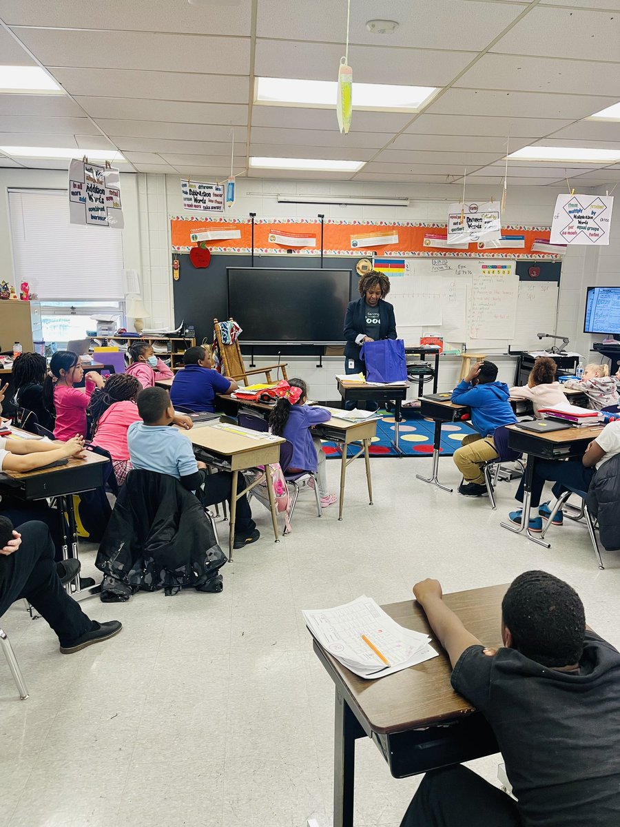 bgraham04sp's tweet photo. Yesterday we had a Grammy Nominated Producer and Recording Artist, YUM Ambassador, and a Nurse Practitioner! We learned so much about different careers! 😍 @GutermuthES #CareerWeek https://t.co/KaiKJvANDd