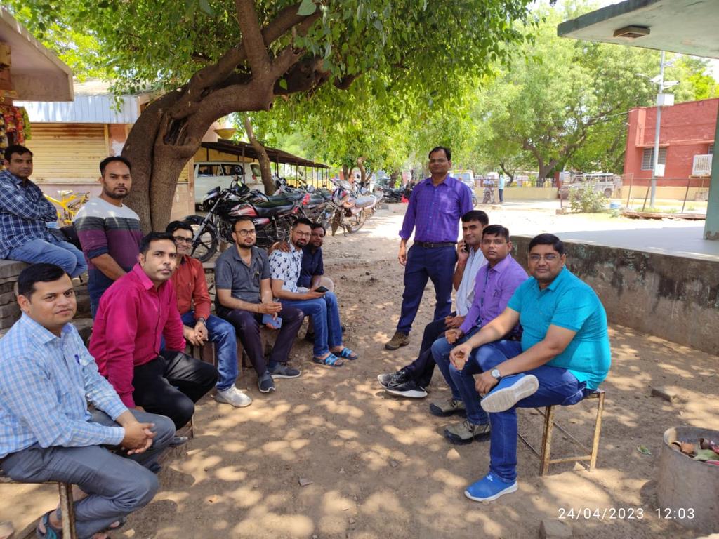 IA की माँग - GRADE PAY 3600

*#IADemands3600GP*

ई-परियोजनाओं का अस्तित्व हैं हम
हमें कहीं से ना आंको कम
तुम्हें इतने अवार्ड दिला दिये
तुम उनका हमे ये सिला दिये
3600 ग्रेड पे है हमारी दरकार
देनी पड़ेगी राजस्थान सरकार।
जय हो !!!!!