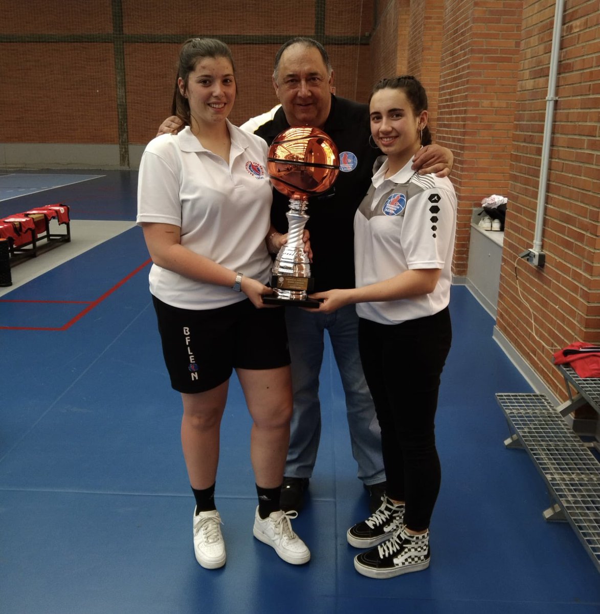 luciia__14's tweet photo. Nunca llegué a sentirme tan bien contigo como en los últimos años. Te fuiste en nuestro mejor momento pero me siento orgullosa del padre que he tenido. Como siempre me decías, tu pequeñaja seguirá luchando hasta el fin del mundo si hace falta, te echaré muchísimo de menos papá❤️‍🩹 https://t.co/l2Mgi8D2aI