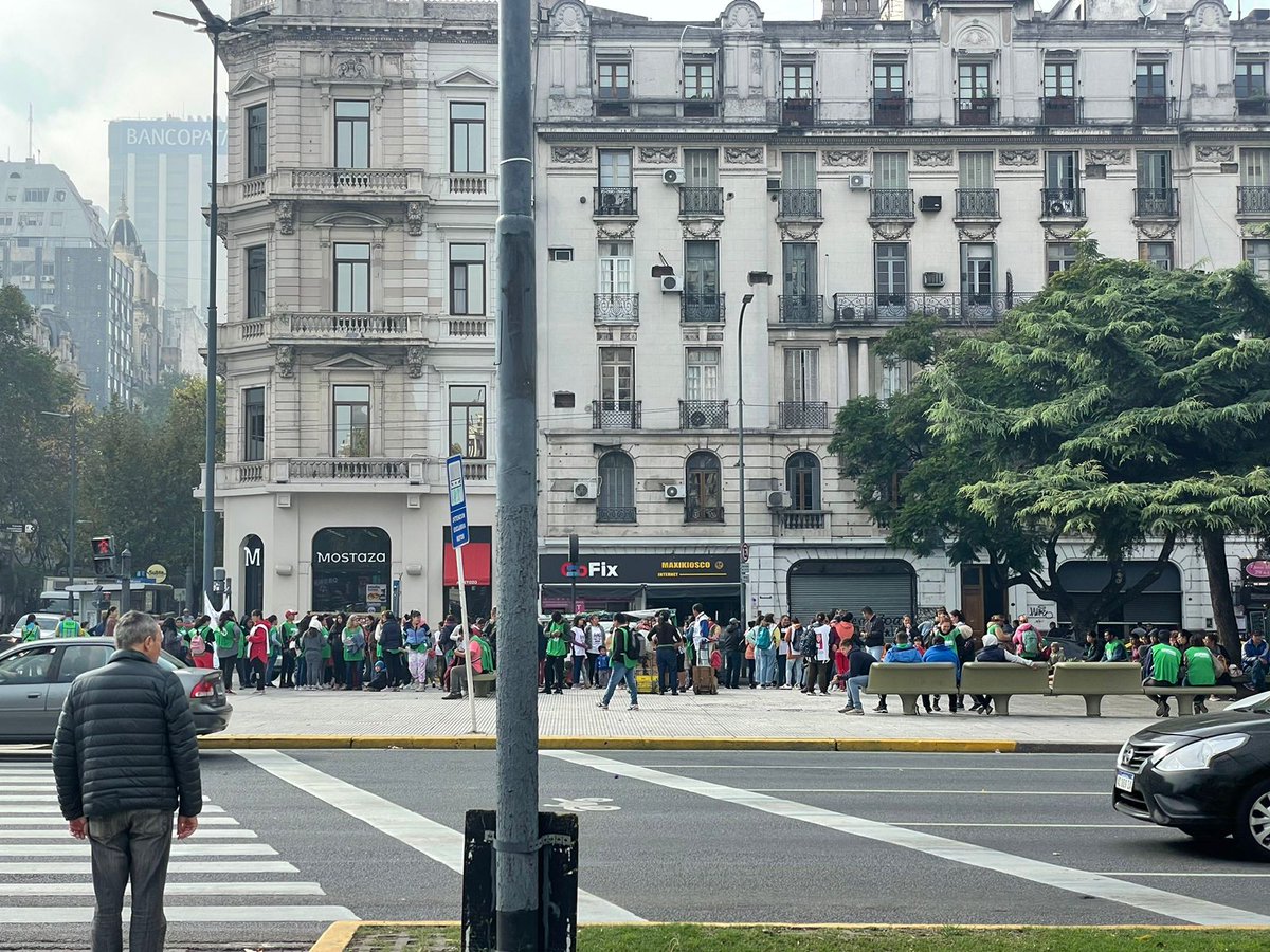 AlertasTransito's tweet photo. 🚶♂️🚶♀️#Piquete
#AvDeMayo y la #9deJulio
❌Corte de #Transito inminente 10.47hs
🚧 Seguí las novedades del estado de los #Piquetes y #Cortes
👉 https://t.co/Q3VsBtUqCf
#AlertasTransito #Manifestacion #Transito https://t.co/o3h79V4AL4
