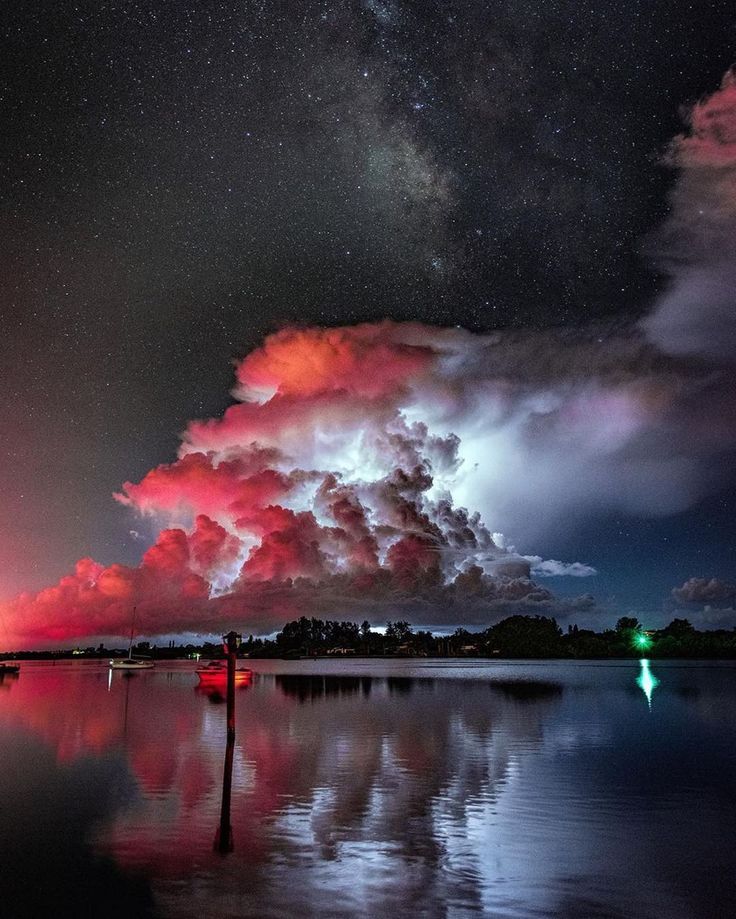 ☁️
𝟚𝟛₀₄𝟐𝟔

☁️⛈️☔️🌂
El desdén es un arma que la esquivez utiliza, con desasimiento y desapego, abulia y apatía.
La indiferencia es su escudo, que la distancia refuerza, y el placer, el gusto y el agrado, son víctimas de su fuerza.
*Noah Johnson