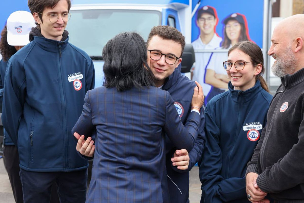 sarahelhairy's tweet photo. A Versailles pour la 11e étape du #SNU Tour. Merci et bravo aux jeunes engagés présents pour témoigner, aux services de l État et aux élus qui contribuent aux parcours de citoyenneté. Le SNU est une chance, nous voulons que ce soit une chance pour tous ! https://t.co/p76IYOtp2u