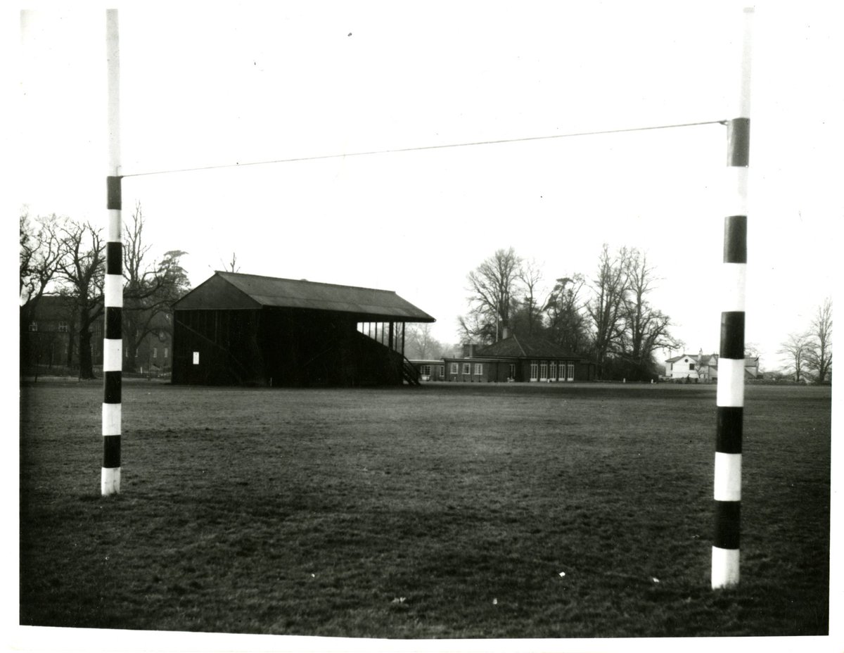 Set of goals from the sports ground used by St Bartholomew's Hospital Medical College.

We hold lots of sports materials from various hospitals and medical colleges, search them on our catalogue - calmhosting01.com/BartsHealth/Ca…

#ArchiveGoals #EYA #SportHistory