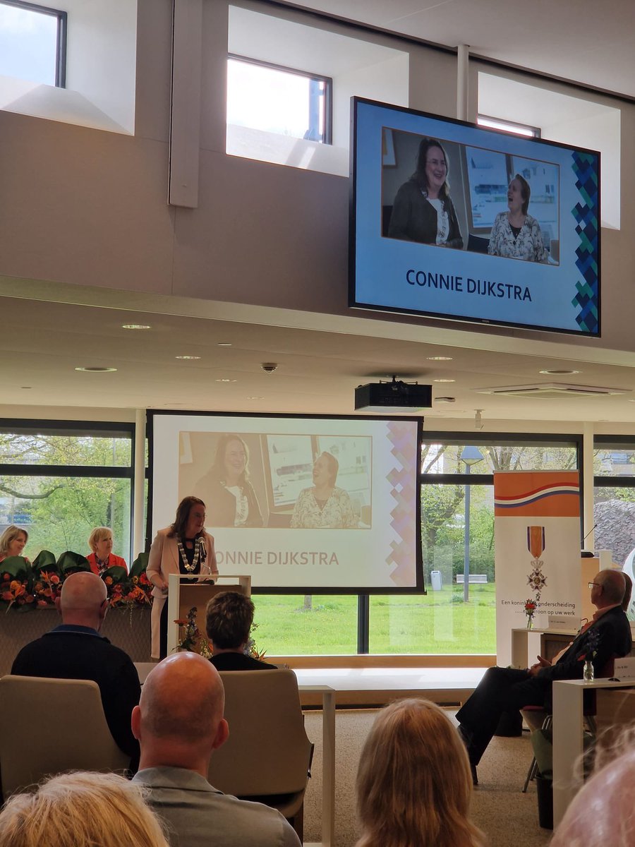 Negen inwoners van <a href="/gempurmerend/">Gemeente Purmerend</a> ontvingen vandaag een koninklijke onderscheiding vanwege indrukwekkende inzet voor de samenleving. Geweldig om deze inwoners te mogen verrassen. Dik verdiend, en wat een veelzijdig sociaal en verenigingsleven kent de gemeente 🎖️