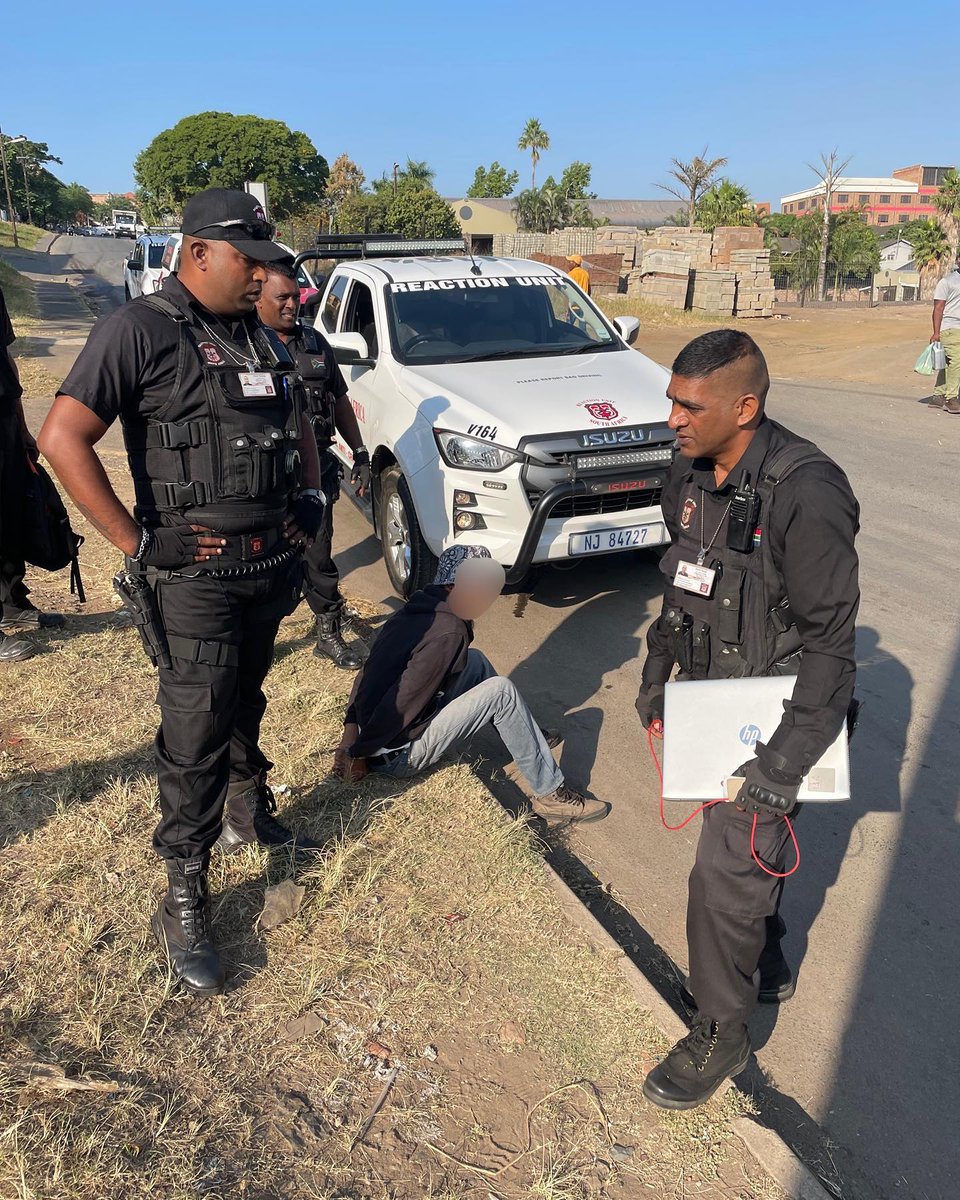 _ArriveAlive's tweet photo. Car guard arrested and Stolen laptop recovered in Verulam CBD  https://t.co/Bm89qxkhbe

#ArriveAlive #CarGuard #Robbery #RUSA https://t.co/y7EHrMcTOU