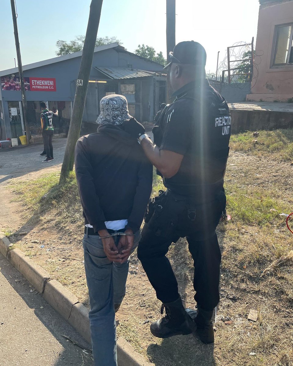 _ArriveAlive's tweet photo. Car guard arrested and Stolen laptop recovered in Verulam CBD  https://t.co/Bm89qxkhbe

#ArriveAlive #CarGuard #Robbery #RUSA https://t.co/y7EHrMcTOU