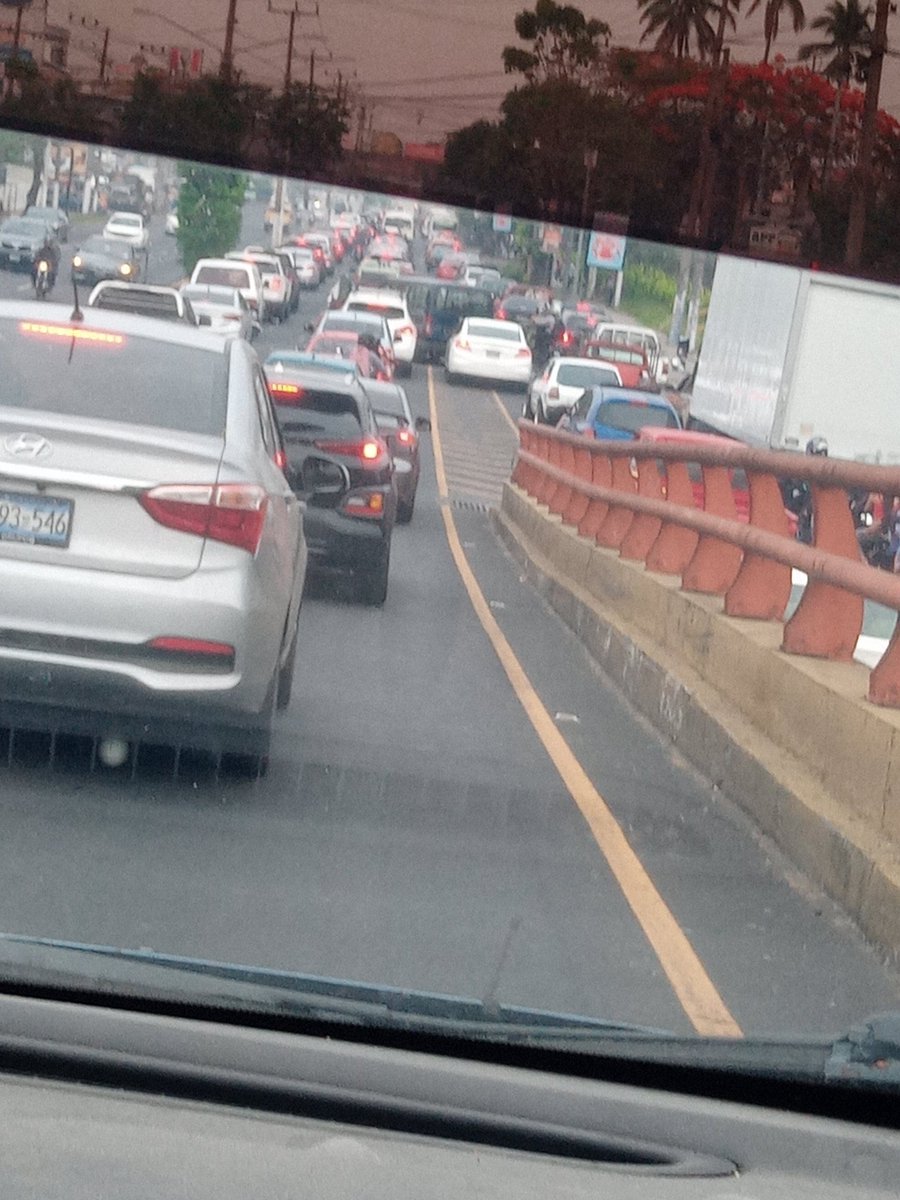 lindadeavalos's tweet photo. Así el tráfico a esta hora en Boulevard del ejército.. # traficosv #alertux #boulevarddelejercito #soyapango #miércoles https://t.co/VMqK1xerPH
