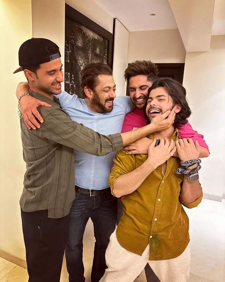 Cute smile ❤️❤️
Love u jaan <a href="/BeingSalmanKhan/">Salman Khan</a> 😍😍