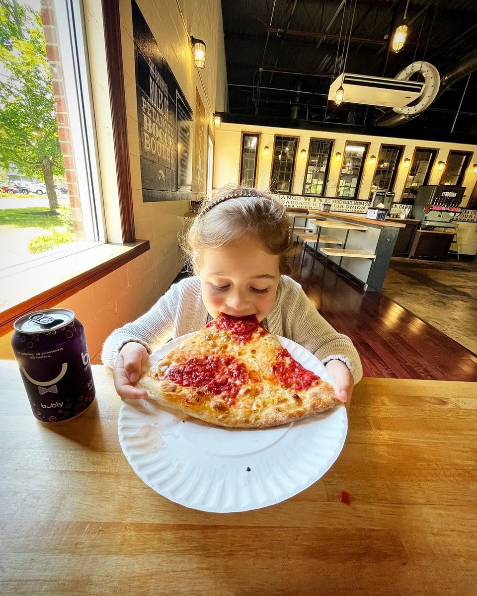 ottoportland's tweet image. No pizza slice is too big 🍕

📸 @aaron__mann

#saycheese #mainerestaurant #bostonfoodies #craftpizza #localpizza