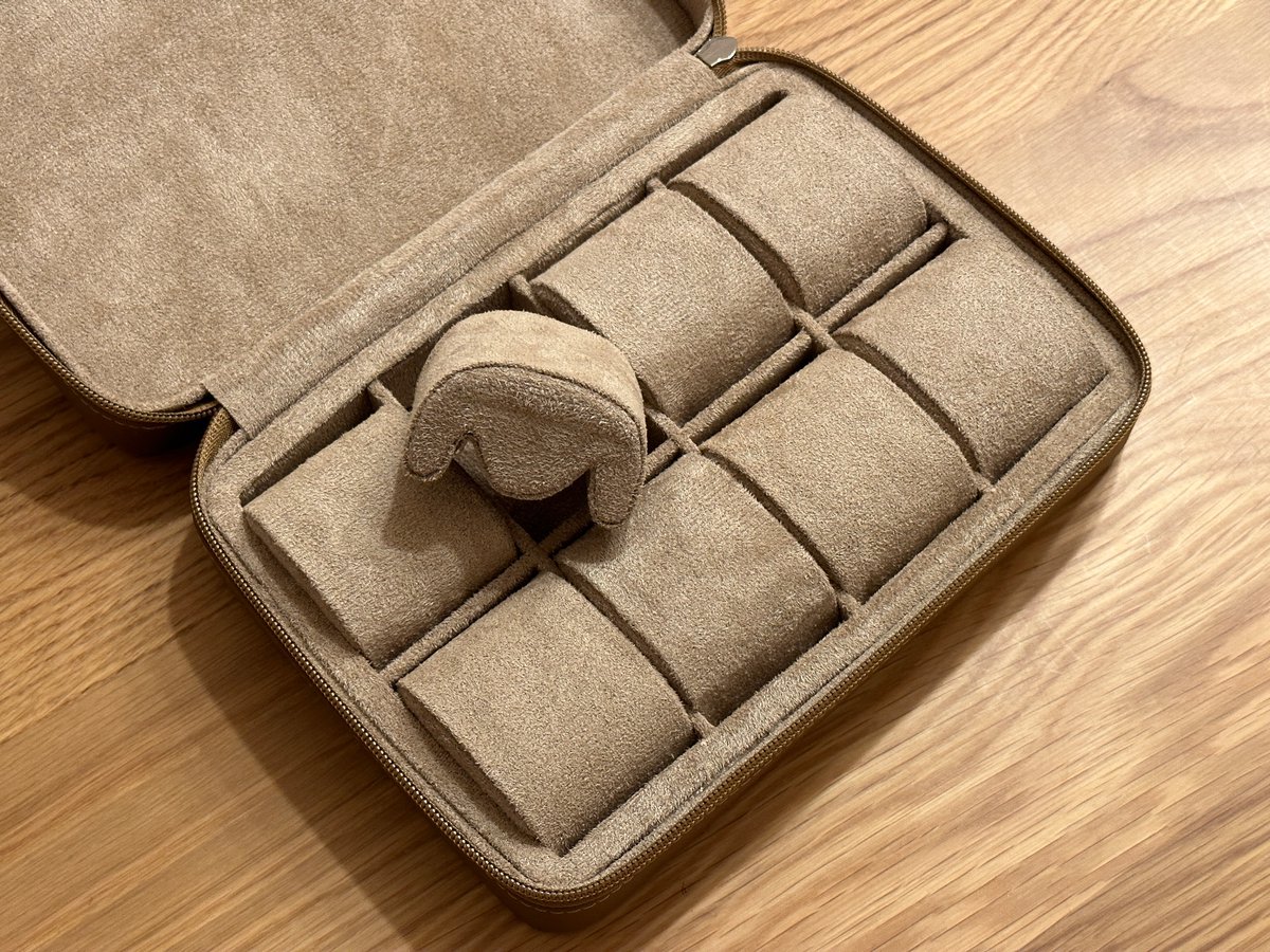 TAKASHI__2022's tweet photo. DELUGSのウォッチケース購入!
ROLEXタイプ?のウォッチピローが良い感じ
#DELUGS
#ZIPCASE https://t.co/RoN5GYmER3