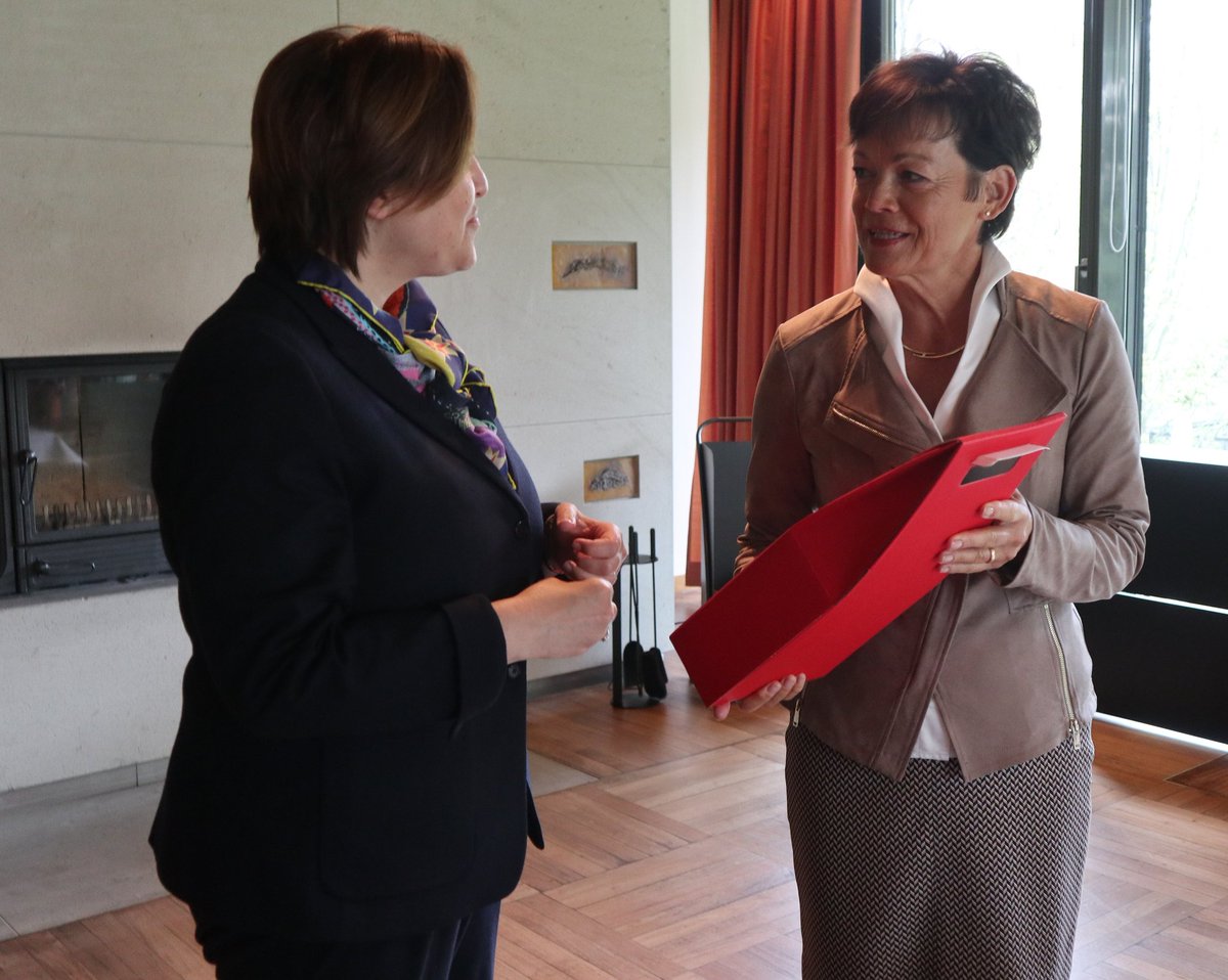 Veleposlanica <a href="/AnaPPetric/">Ana Polak Petrič</a> se je danes srečala z <a href="/LuciaPuttrich/">Lucia Puttrich</a>, deželno ministrico za EU zadeve  in vodjo predstavništva Hesna v Berlinu <a href="/HEBerlinEuropa/">Hessen in Berlin und Europa</a>. Govorili sta o krepitvi sodelovanja med Slovenijo&amp;Hesnom, tudi v času pred letošnjim frankfurtskim knjižnim sejmom.