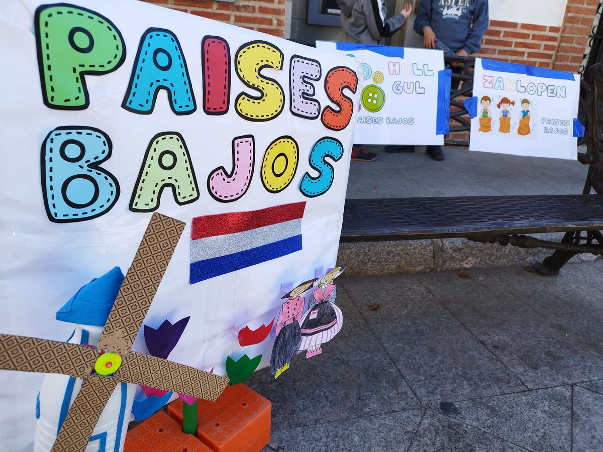 Nuestros profes de Educación Física han organizado el día de "Educación Física en la calle" . Hemos aprendido diferentes juegos populares de España y de muchos otros países.