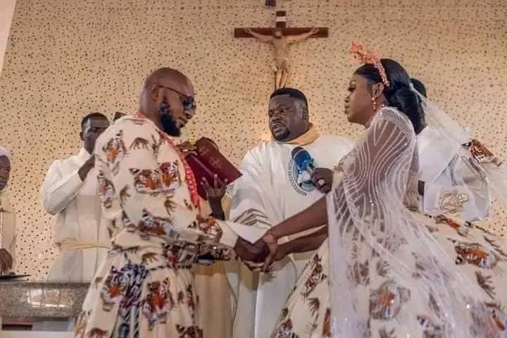 KennaPrecious's tweet photo. This is the best outfit so far 😍
#ishiAguROCKS
#Igboukwu https://t.co/WpAfmuRick