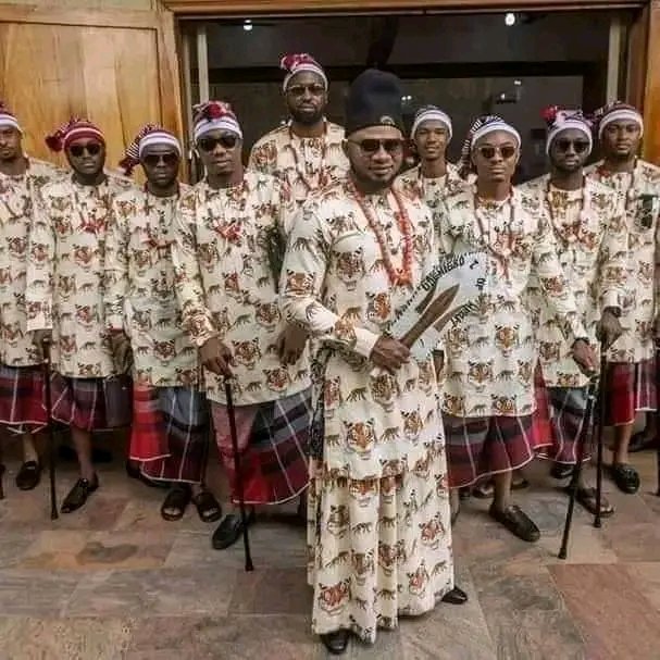 KennaPrecious's tweet photo. This is the best outfit so far 😍
#ishiAguROCKS
#Igboukwu https://t.co/WpAfmuRick