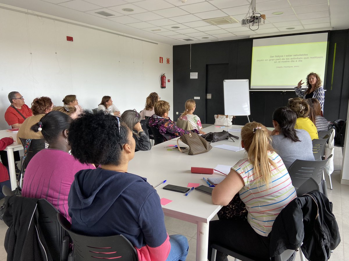 5a sessió de l'#escoladecuidar de l'EAP #Cardona i <a href="/ajtcardona/">Ajuntament de Cardona</a>, amb Elisabeth Capdevila, Terapeuta Ocupacional i docent a la Universitat d'Infermeria i Terapia Ocupacionals de Terrassa@UABBarcelona ens parla de memòria i mobilitat "Què podem fer?" <a href="/Tresa115/">Teresa Pampalona</a> <a href="/icscatcentral/">ICS Catalunya Central</a> <a href="/icscat/">ICS. Generalitat</a>