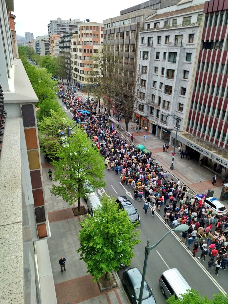ELAHezkuntza's tweet photo. Atzoko grebari buruzko argazkiak ikusita, berriro Gizarte Ekimeneko grebalariei eskerrak eman behar dizkiegu, ta batez ere ZORIONAK eman:

📢 ONENAK ZARETE ‼️

Hauxe lehenego pausoa, laster gehiago etorriko dira!

#GizarteEkimenaBorrokan https://t.co/g6swq0x0uf