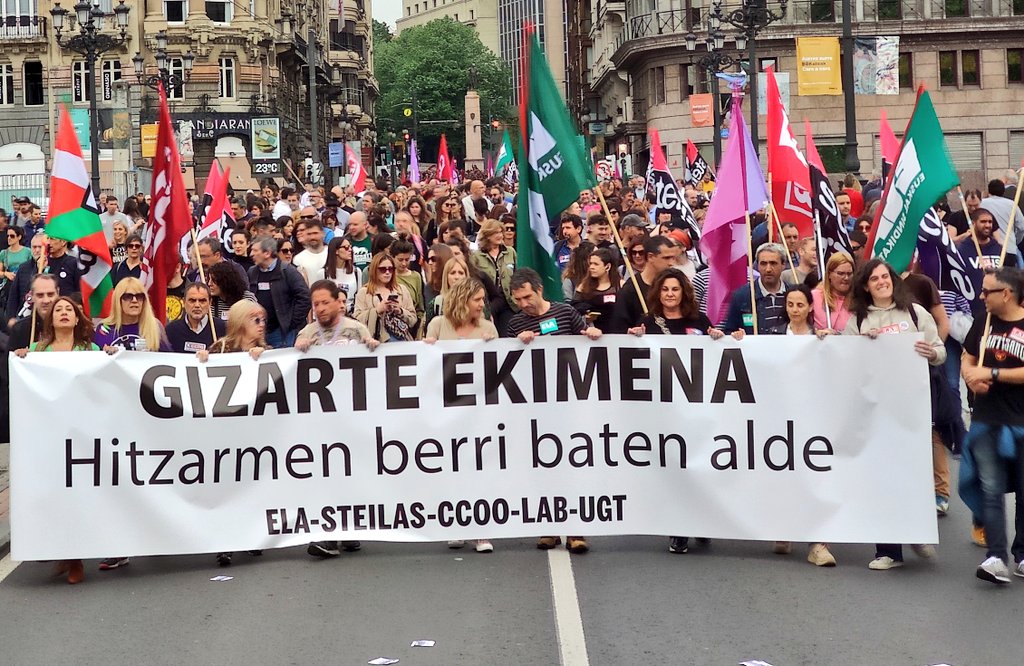 ELAHezkuntza's tweet photo. Atzoko grebari buruzko argazkiak ikusita, berriro Gizarte Ekimeneko grebalariei eskerrak eman behar dizkiegu, ta batez ere ZORIONAK eman:

📢 ONENAK ZARETE ‼️

Hauxe lehenego pausoa, laster gehiago etorriko dira!

#GizarteEkimenaBorrokan https://t.co/g6swq0x0uf