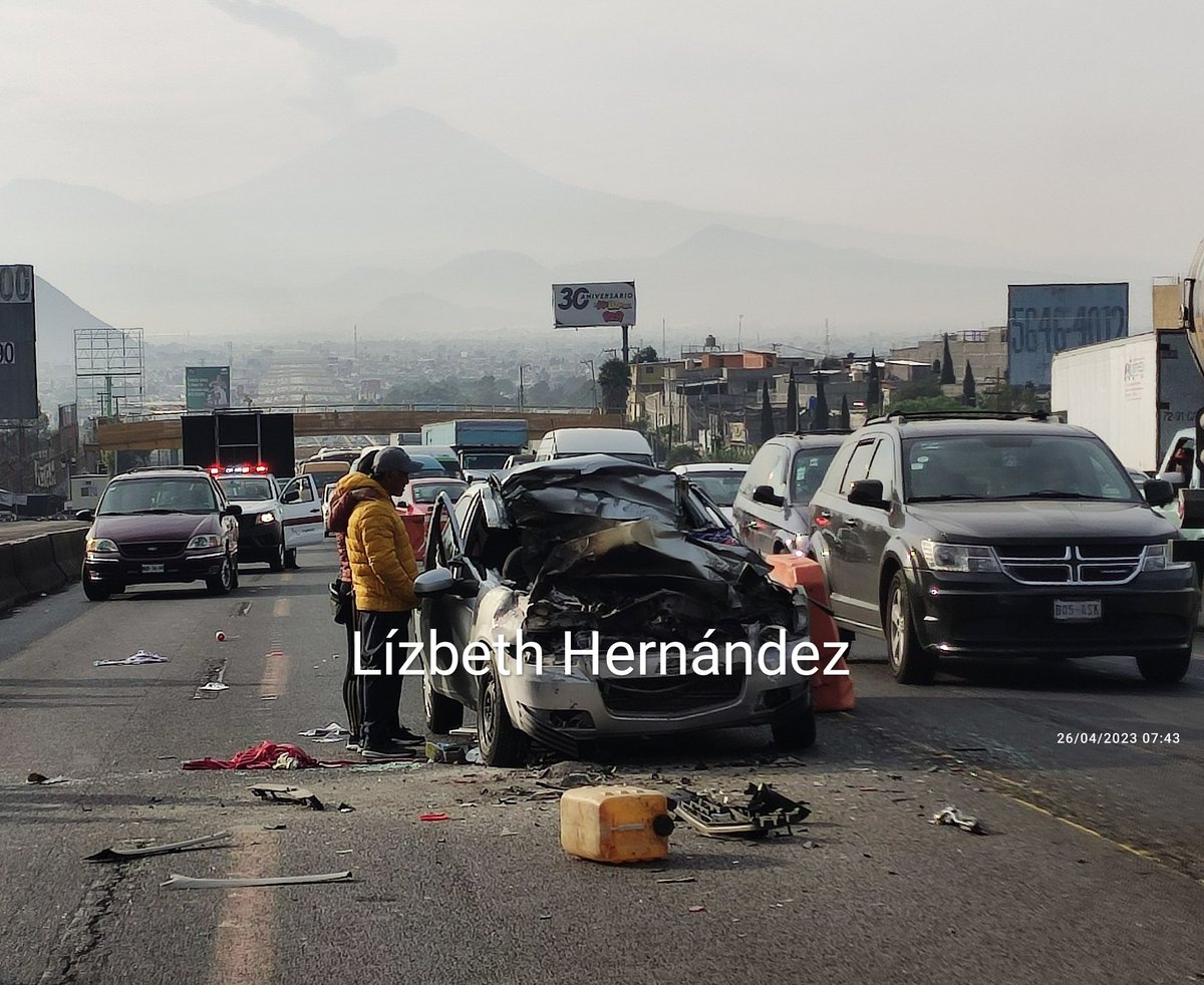 LizHernandezE's tweet photo. Autopista México-Puebla km22 dirección CDMX, murió el conductor y 3 personas más resultaron lesionadas, entre ellos 2 menores. Severa afectación vial. https://t.co/3XezGuaC9S